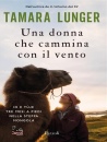 immagine di Una donna che cammina con il vento ...